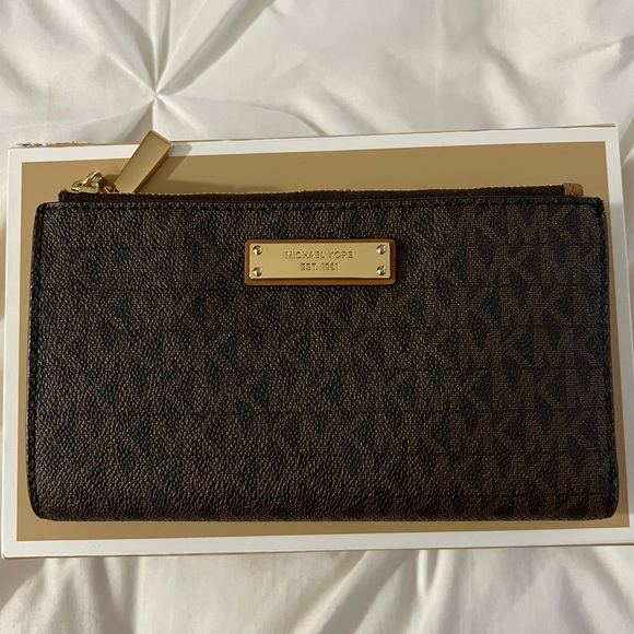 MICHAEL MICHAEL KORS
Adele Logo Smartphone Wallet Wristlet Brown NWT - Picture 6 of 8